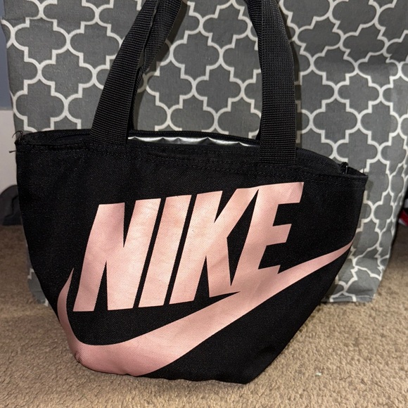 Nike Women's lunchbox Black and Pink - Picture 1 of 4